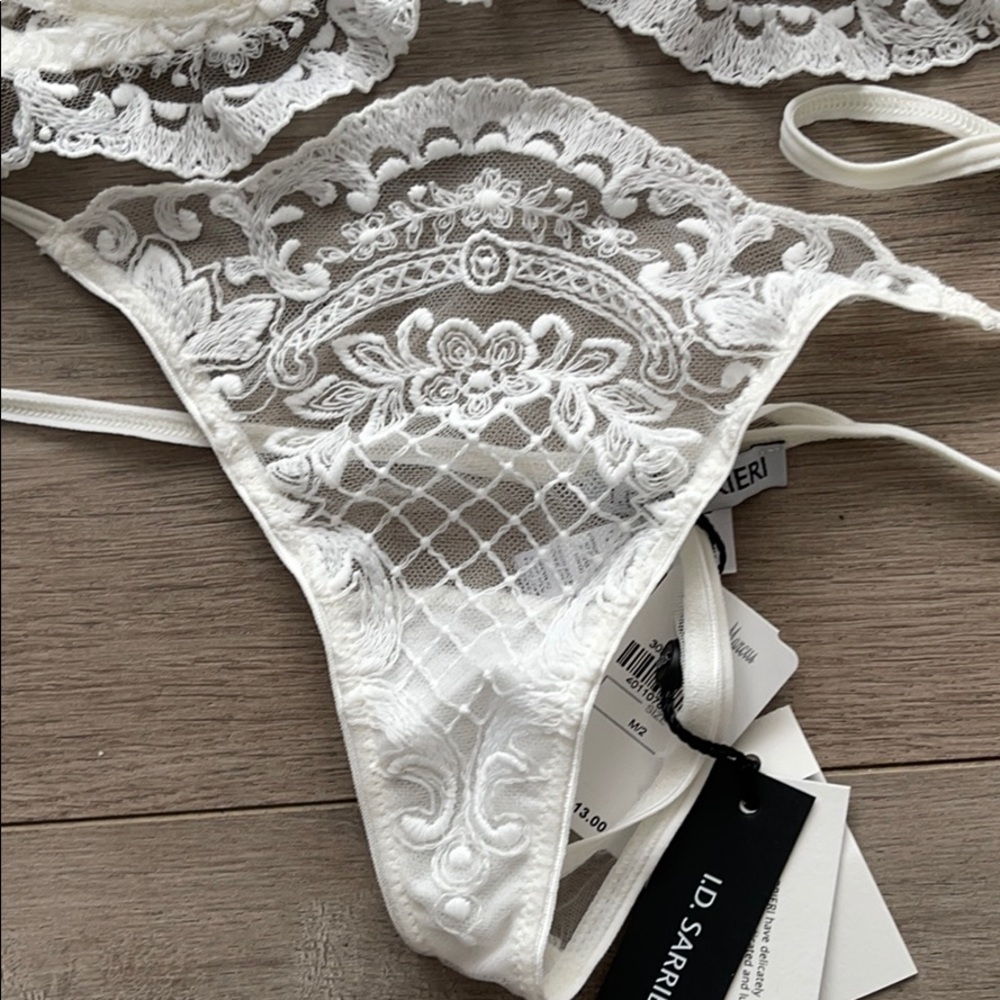 I d Sarrieri white lace bra and 2 thong bundle NWT 34D M thong x 2 - Picture 7 of 11